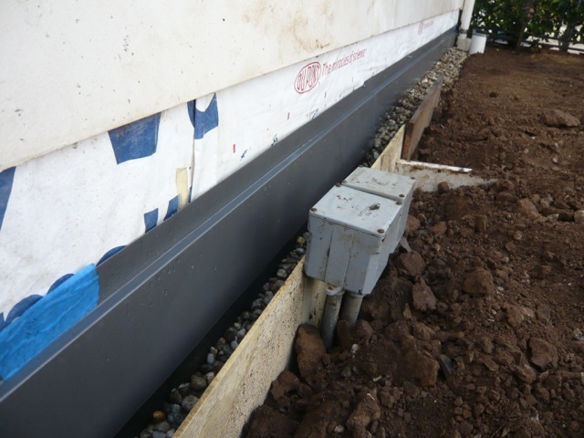 Gravel barrier applied against drainage panels Gravel barrier applied against drainage panels
